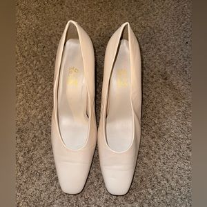 9.2.5 So Soft White Pumps